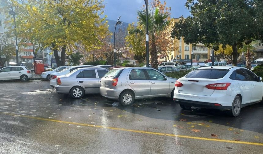 Manisa'da Barışmanço Meydanı Otoparka Dönüştü (1)