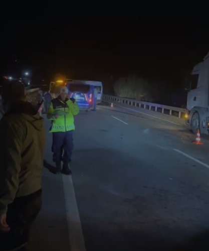 Manisa'da Otomobil Ile Işçi Servisi Kafa Kafaya Çarpıştı 1'I Ağır 2 Yaralı (3)