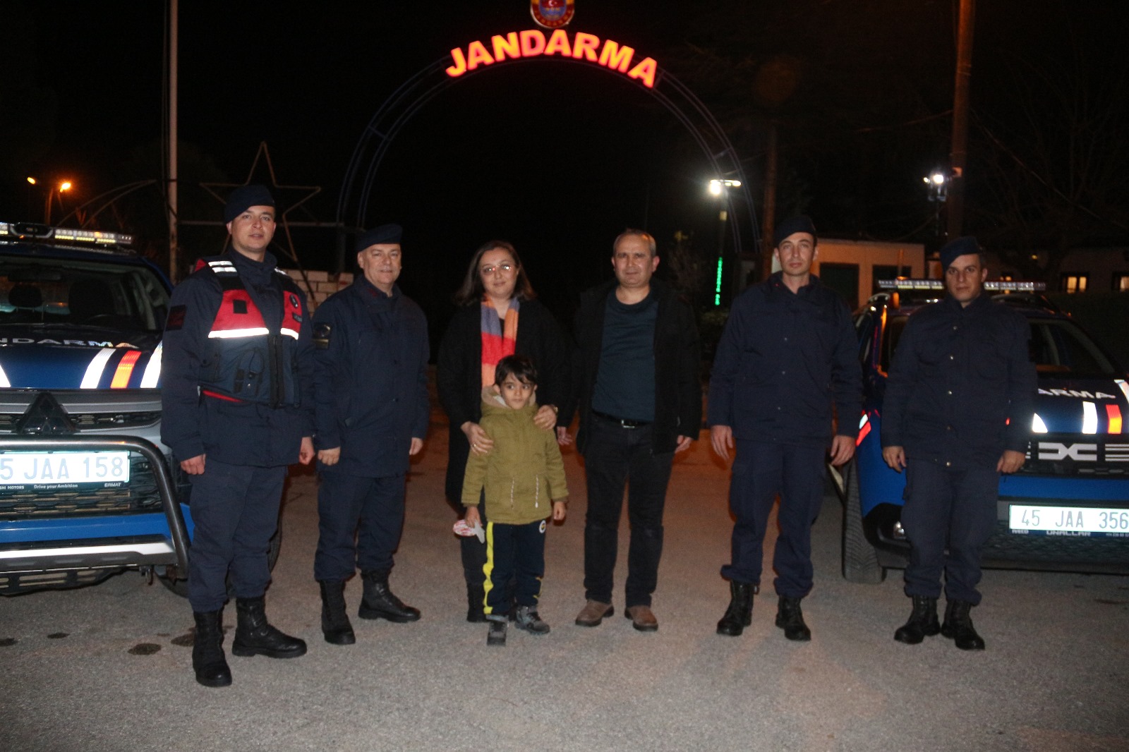 Manisa'da Spil Dağı'nda Mahsur Kalan Aileyi Jandarma Kurtardı (4)