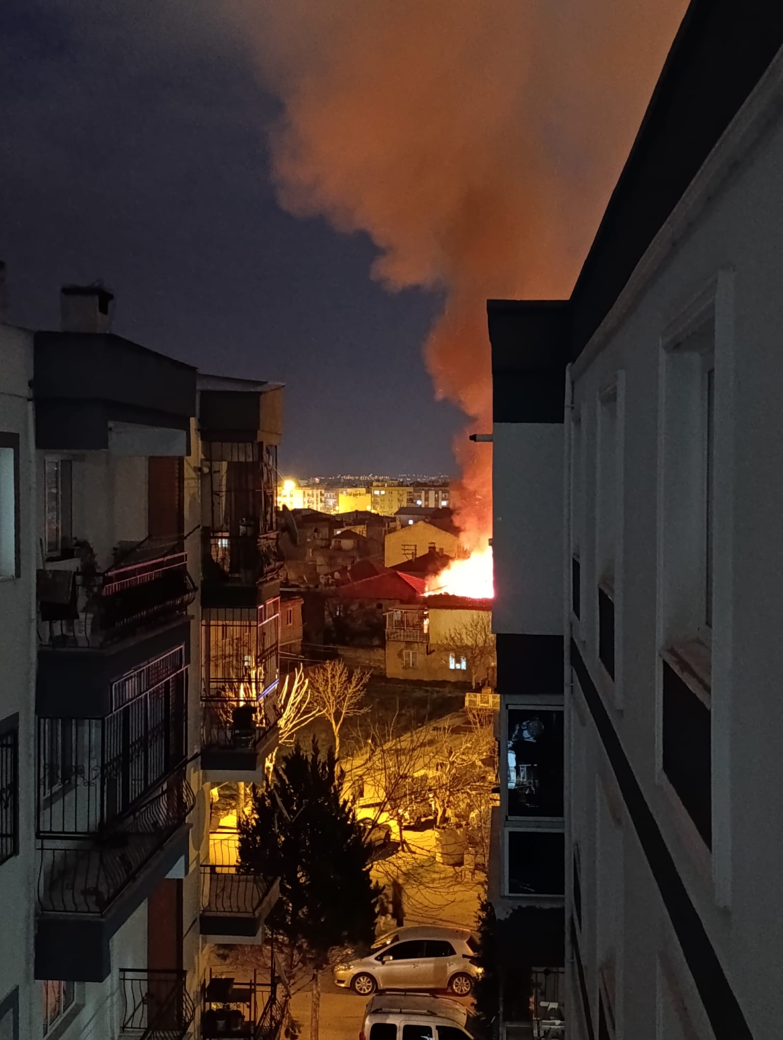 Manisa'da Tek Katlı Ev Alev Alev Yandı-2