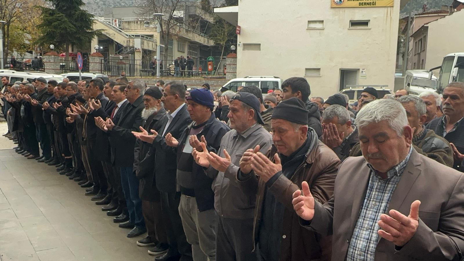 Kırkağaç'ta yangında hayatını kaybeden Orhan Akbaş toprağa verildi-1