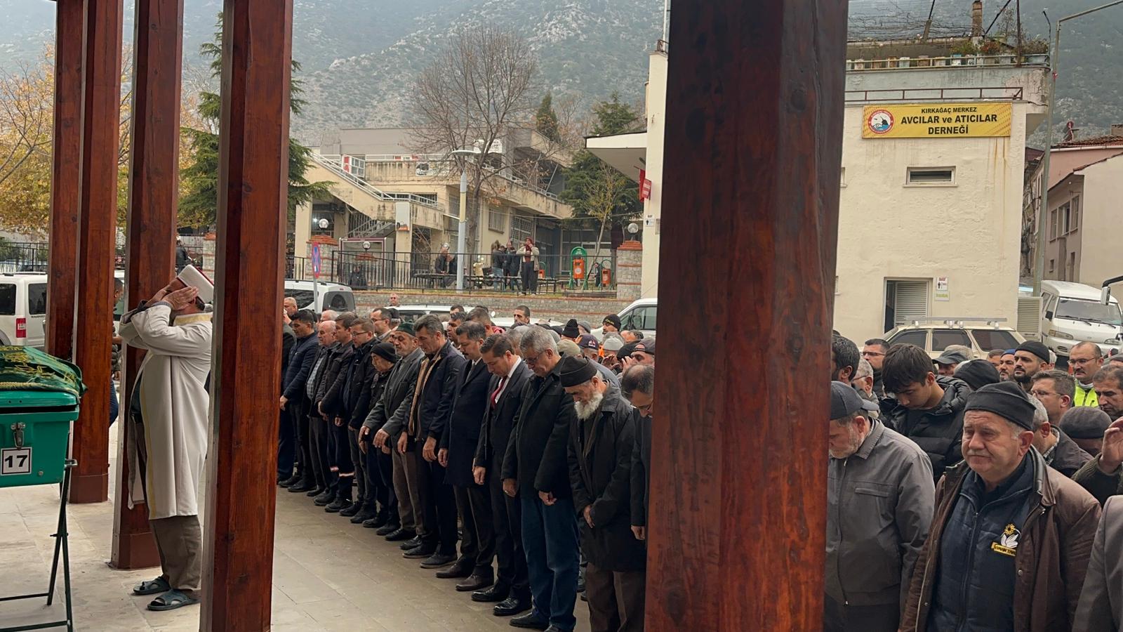 Kırkağaç'ta yangında hayatını kaybeden Orhan Akbaş toprağa verildi.05