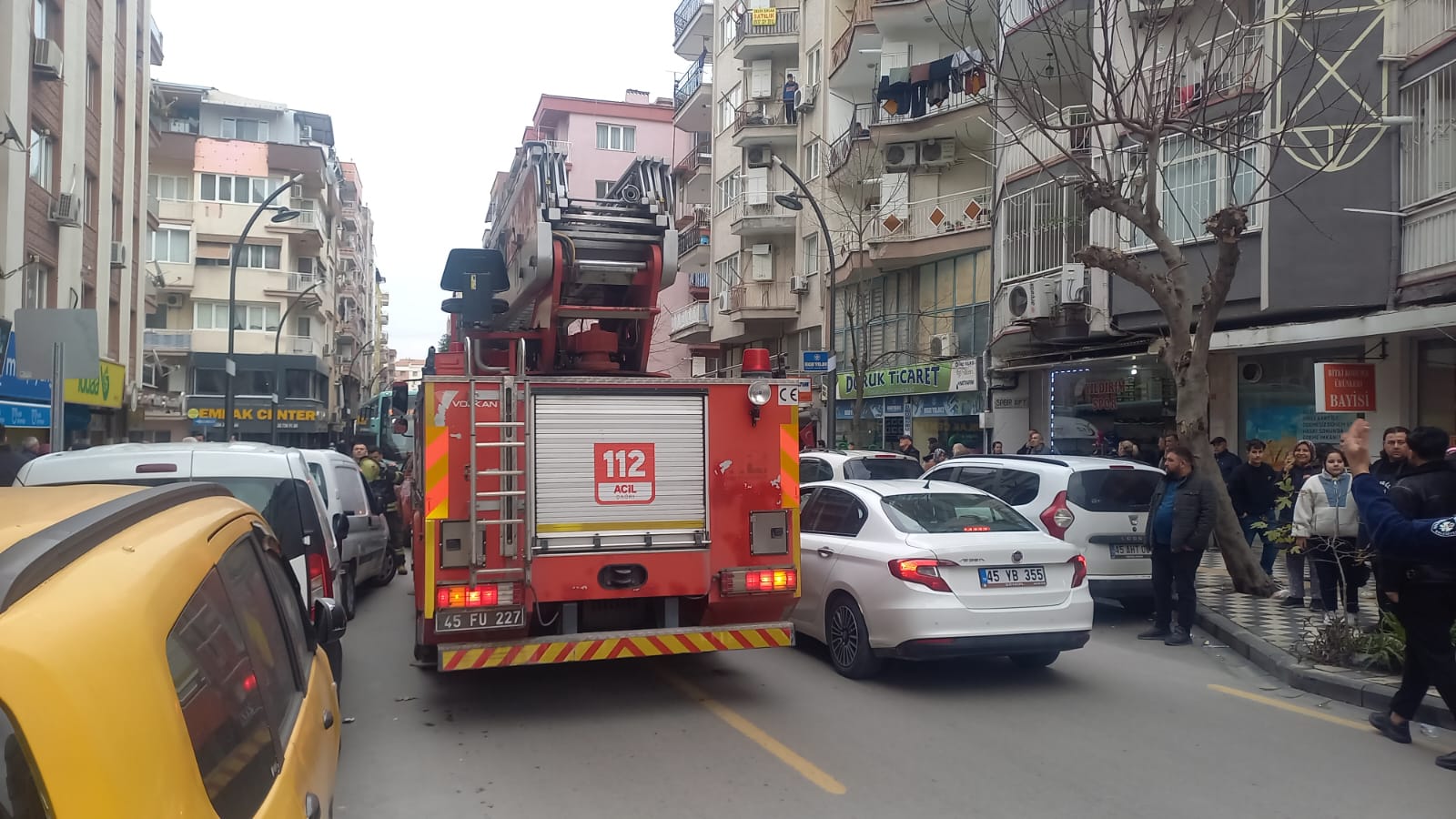 Manisa'da apartmandan gelen dumanlar paniğe neden oldu