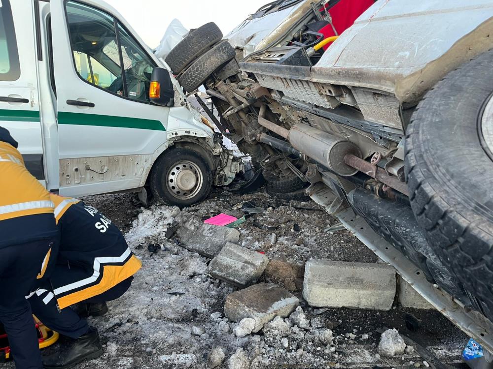 Kars'ta iki minibüsün çarpıştığı kazada 13 kişi yaralandı