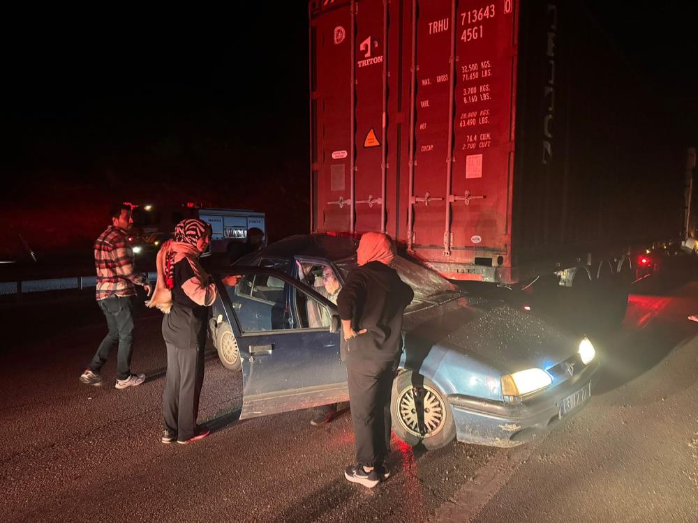 Manisa'da otomobilin tıra çarptığı kazada  2 kişi ağır yaralandı