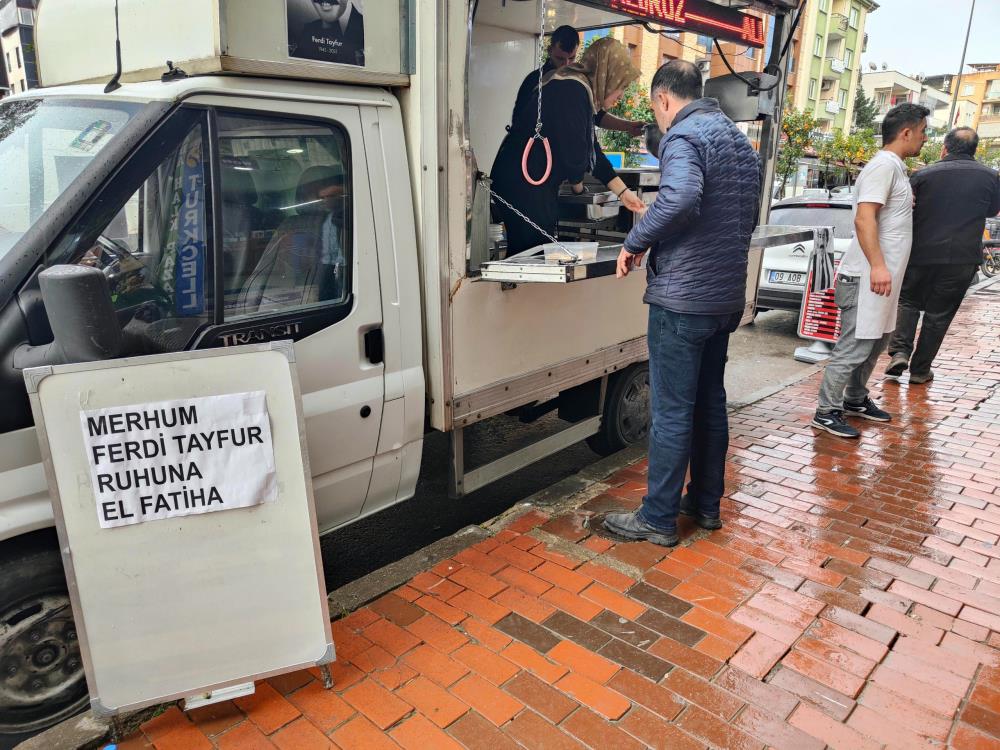 Aydın'da Ferdi Tayfur için bin kişilik lokma hayrı!