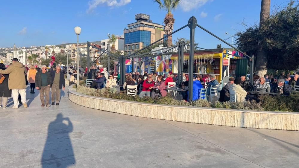 Kuşadası'nda güneşli hava, esnafı ve vatandaşı sevindirdi