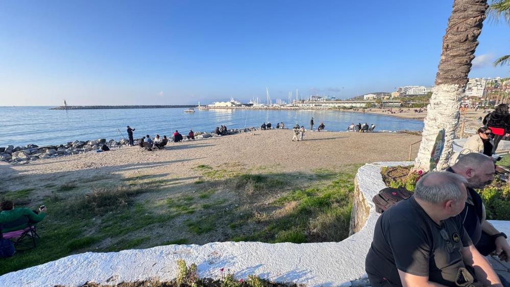 Kuşadası'nda güneşli hava, esnafı ve vatandaşı sevindirdi