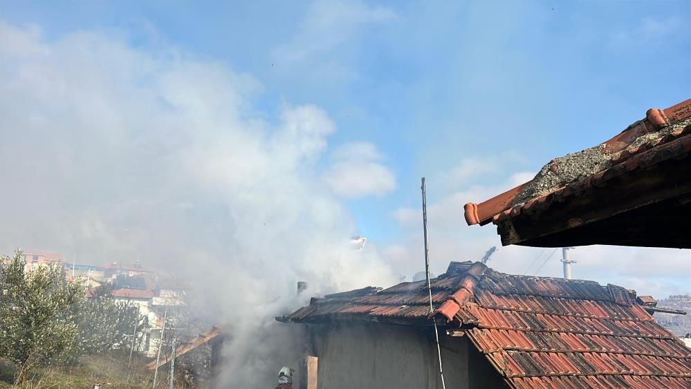 Uşak'ta ev alev alev yanarak kullanılamaz hale geldi!