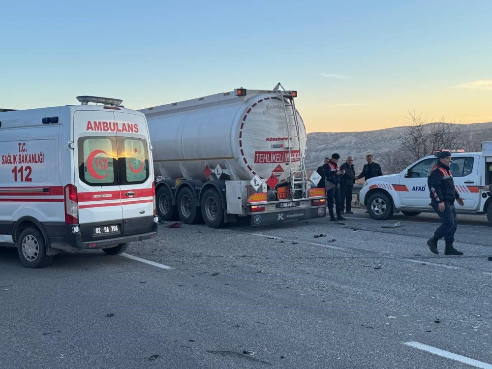 Adıyaman'da yakıt tankeri ile otomobilin çarpıştığı kazada 3 kişi öldü, 4 kişi yaralandı