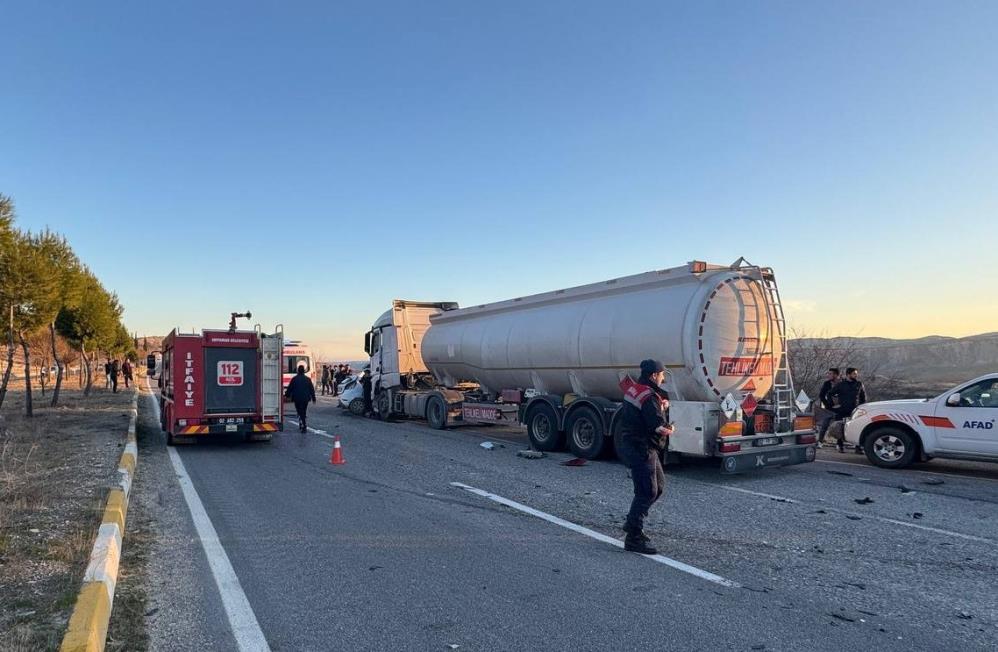 Adıyaman'da yakıt tankeri ile otomobilin çarpıştığı kazada 3 kişi öldü, 4 kişi yaralandı-1