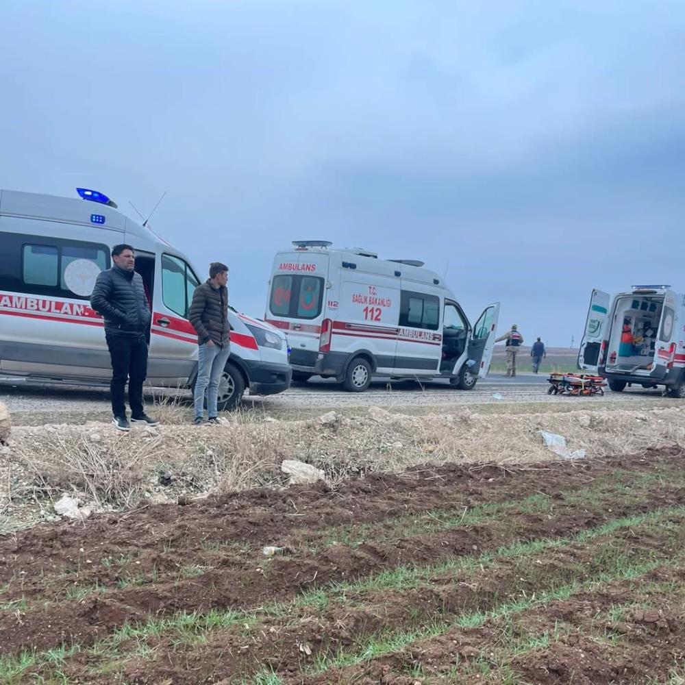 Mardin'de hafif ticari araç takla attı: 2 ölü 4 yaralı