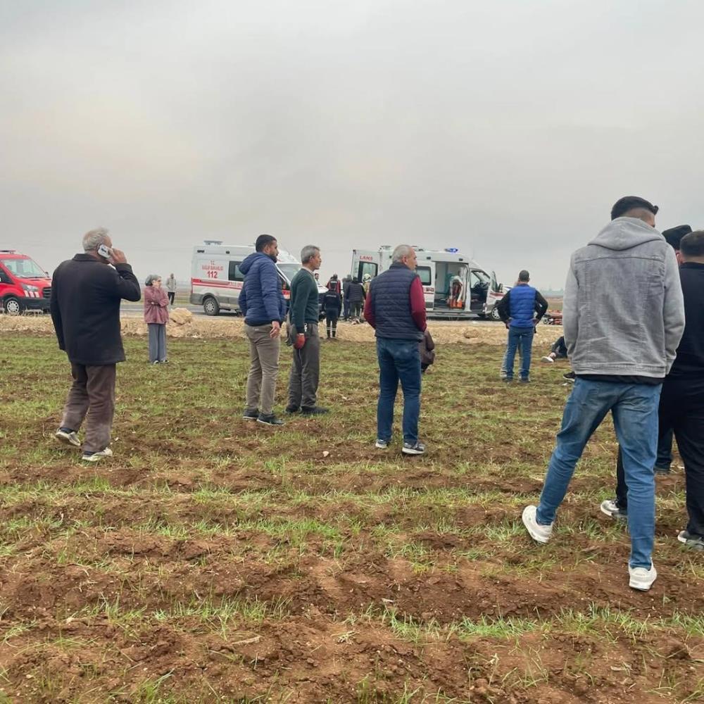 Mardin'de hafif ticari araç takla attı: 2 ölü 4 yaralı-1