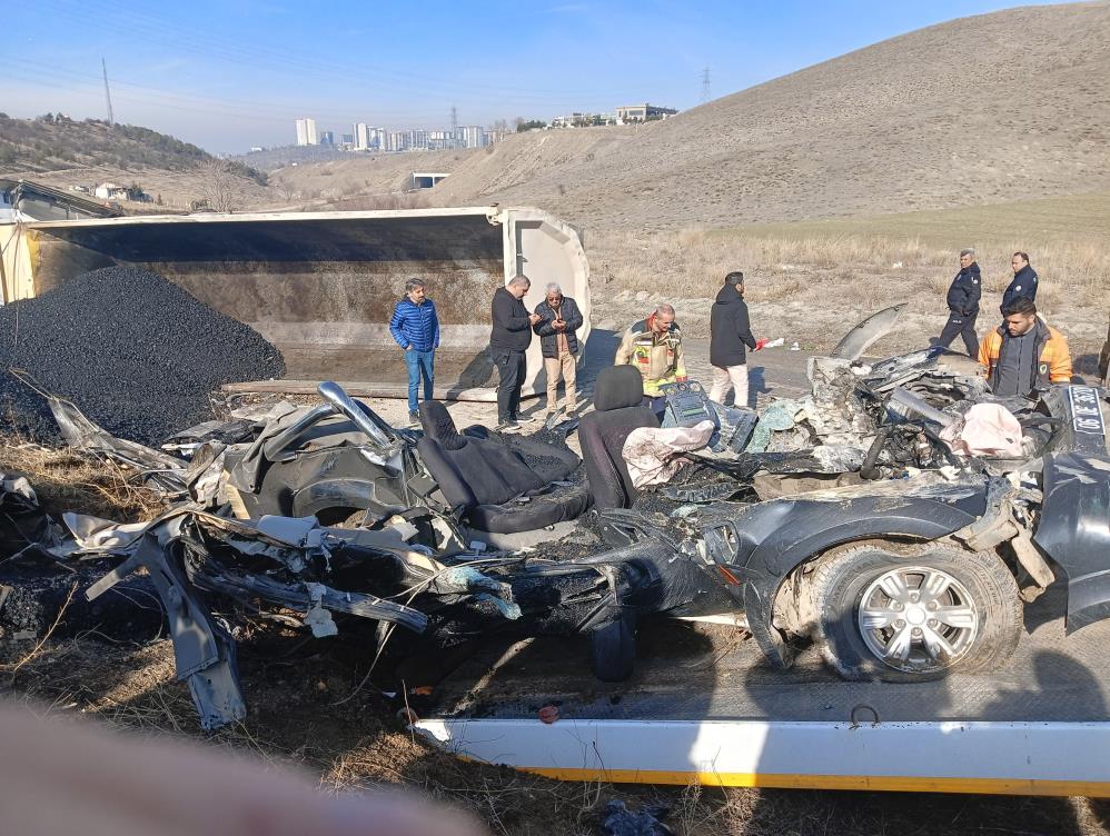 Ankara'da hafriyat kamyonu, otomobili biçti: 3 ölü