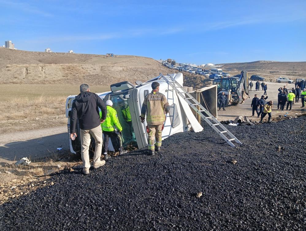 Ankara'da hafriyat kamyonu, otomobili biçti: 3 ölü