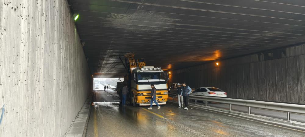 Denizli'de vinç alt geçitte sıkıştı!-1