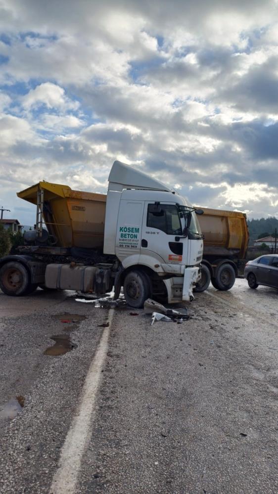 Muğla'da kontrolden çıkan kamyon iki otomobile çarptı: 1 ölü 3 yaralı