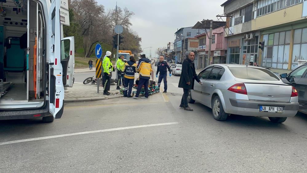 Denizli'de otomobil motosiklete çarptı: 1 yaralı