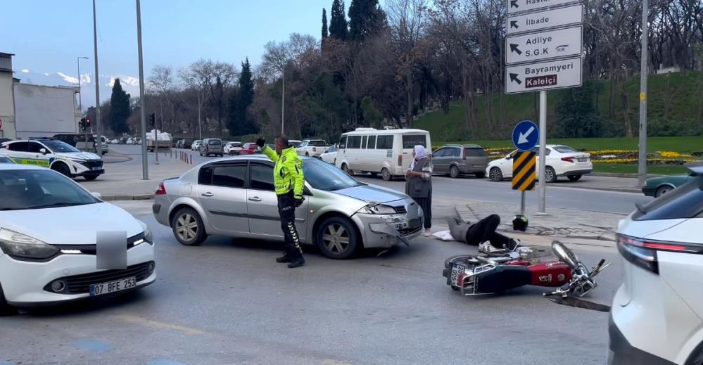 Denizli'de otomobil motosiklete çarptı: 1 yaralı