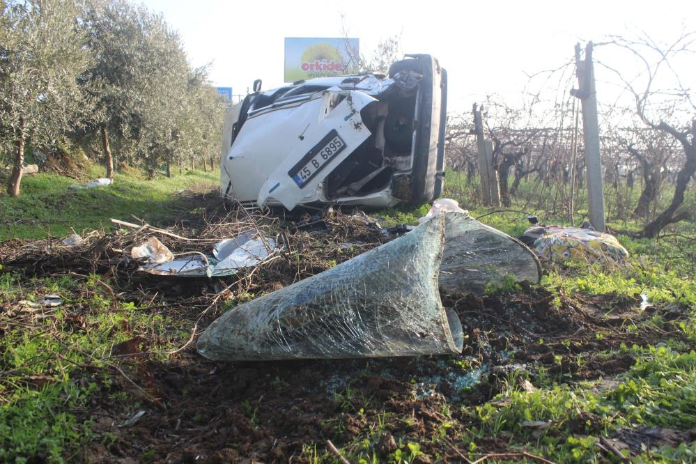 Manisa’da tarlaya uçan otomobil hurdaya döndü: 2 kişi yaralandı