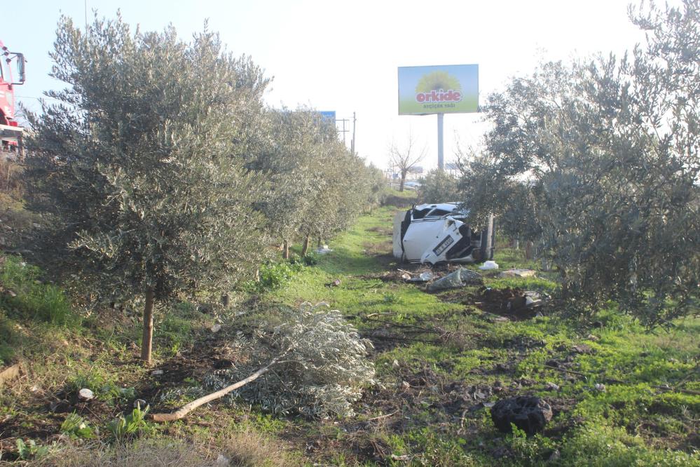 Manisa’da tarlaya uçan otomobil hurdaya döndü: 2 kişi yaralandı