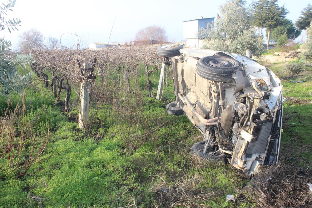 Manisa’da tarlaya uçan otomobil hurdaya döndü: 2 kişi yaralandı