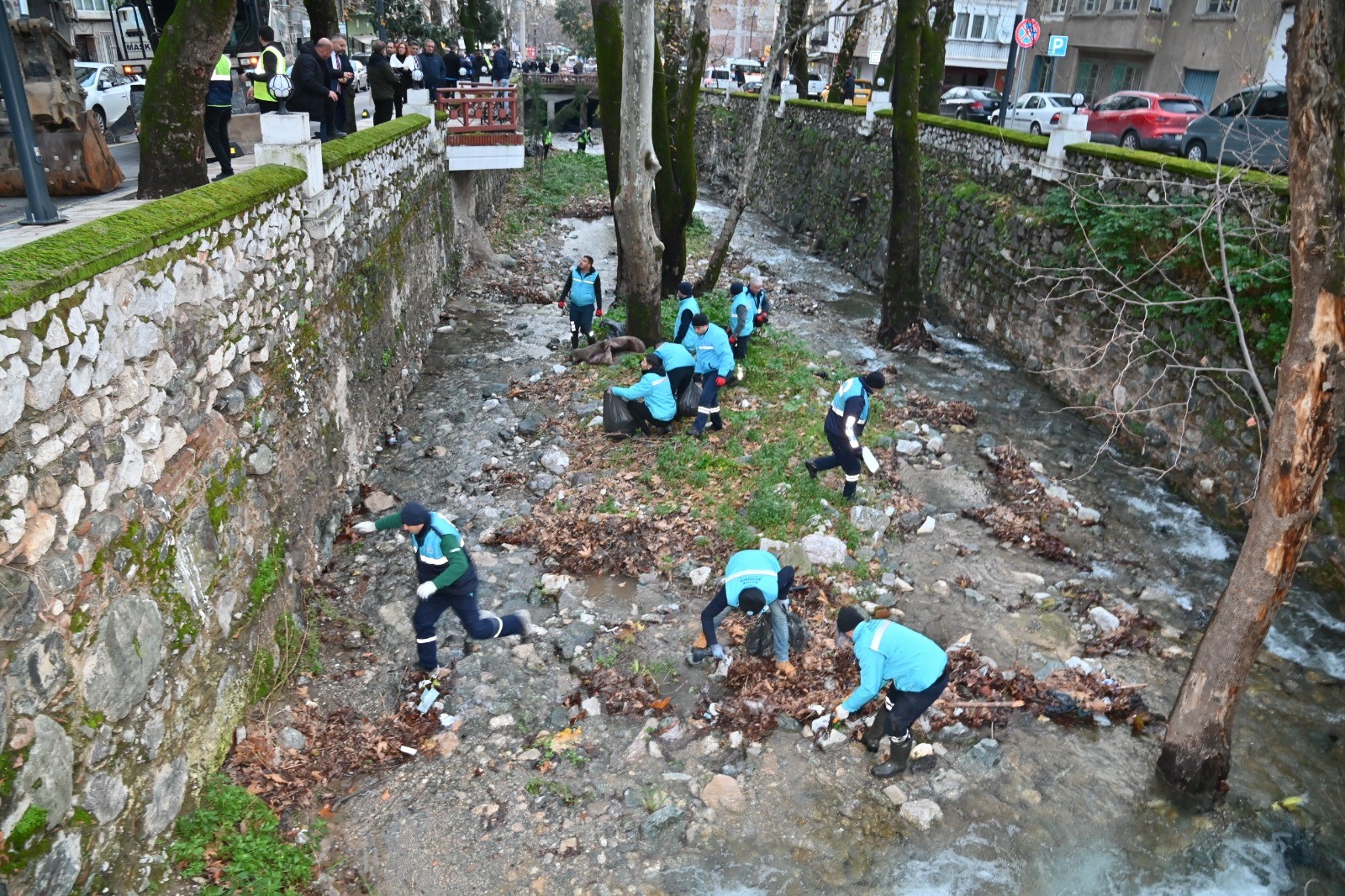 Manisa'da tarihi dokulara sahip derede temizlik çalışması-5