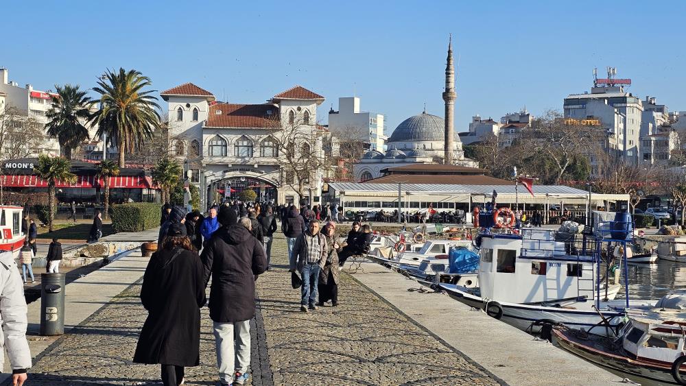 Balıkesir'de güneşli havayı gören vatandaşlar sahile akın etti