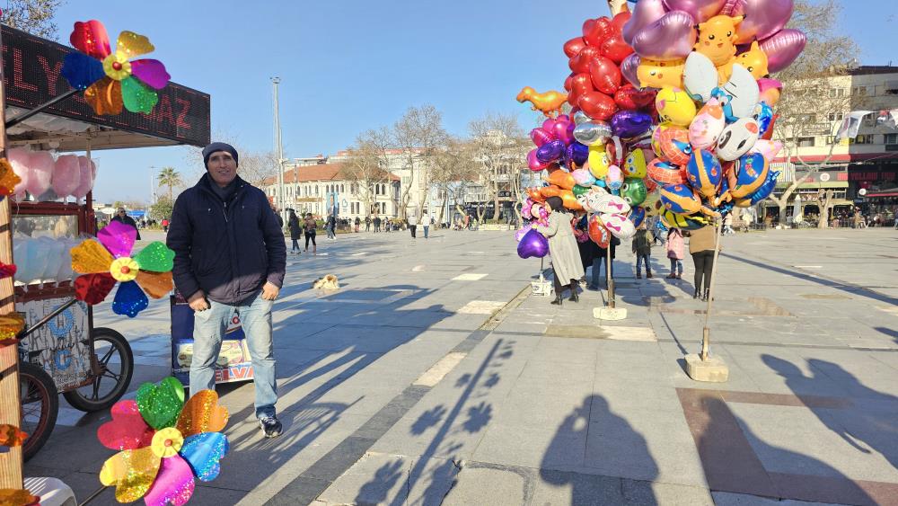 Balıkesir'de güneşli havayı gören vatandaşlar sahile akın etti