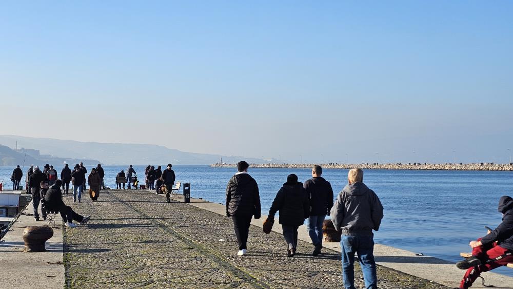 Balıkesir'de güneşli havayı gören vatandaşlar sahile akın etti