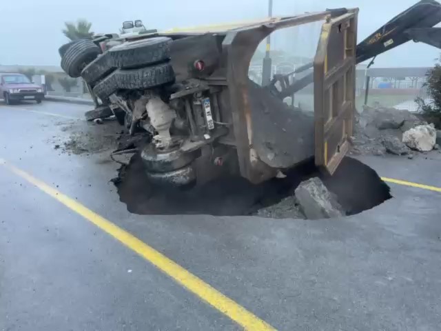 Balıkesir'de yol yarıldı, hafriyat kamyonu içine düştü