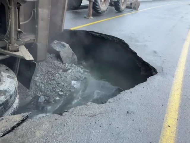 Balıkesir'de yol yarıldı, hafriyat kamyonu içine düştü