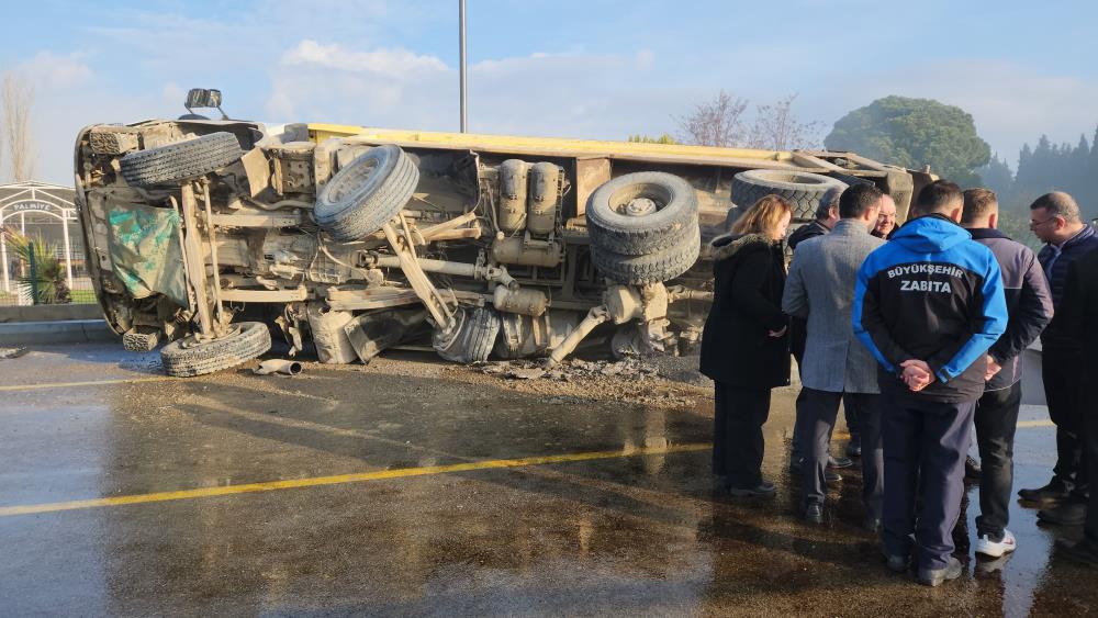 Balıkesir'de yol yarıldı, hafriyat kamyonu içine düştü-1