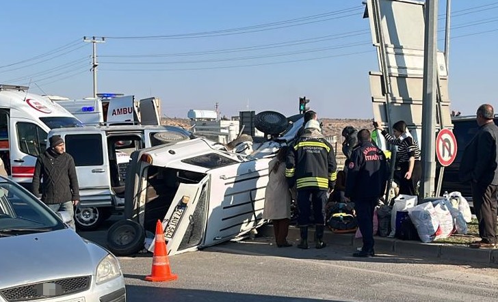 İki otomobilin çarpıştığı kazada 14 kişi yaralandı