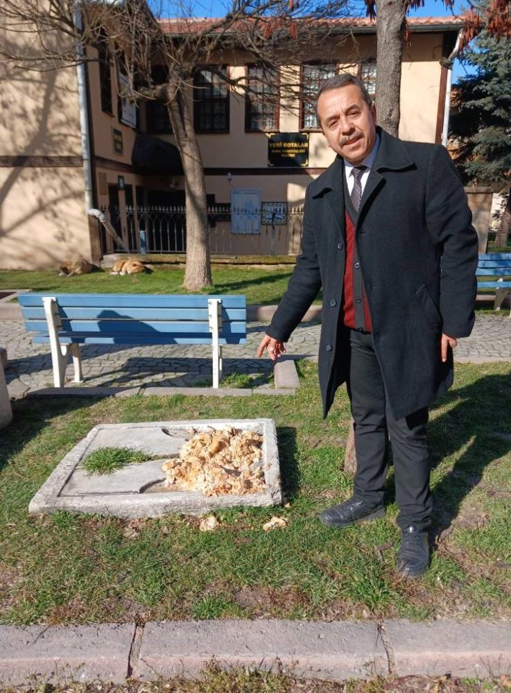 12 yaşındaki çocuk sokak köpeklerinden kaçmaya çalışırken ayağı kırıldı-1