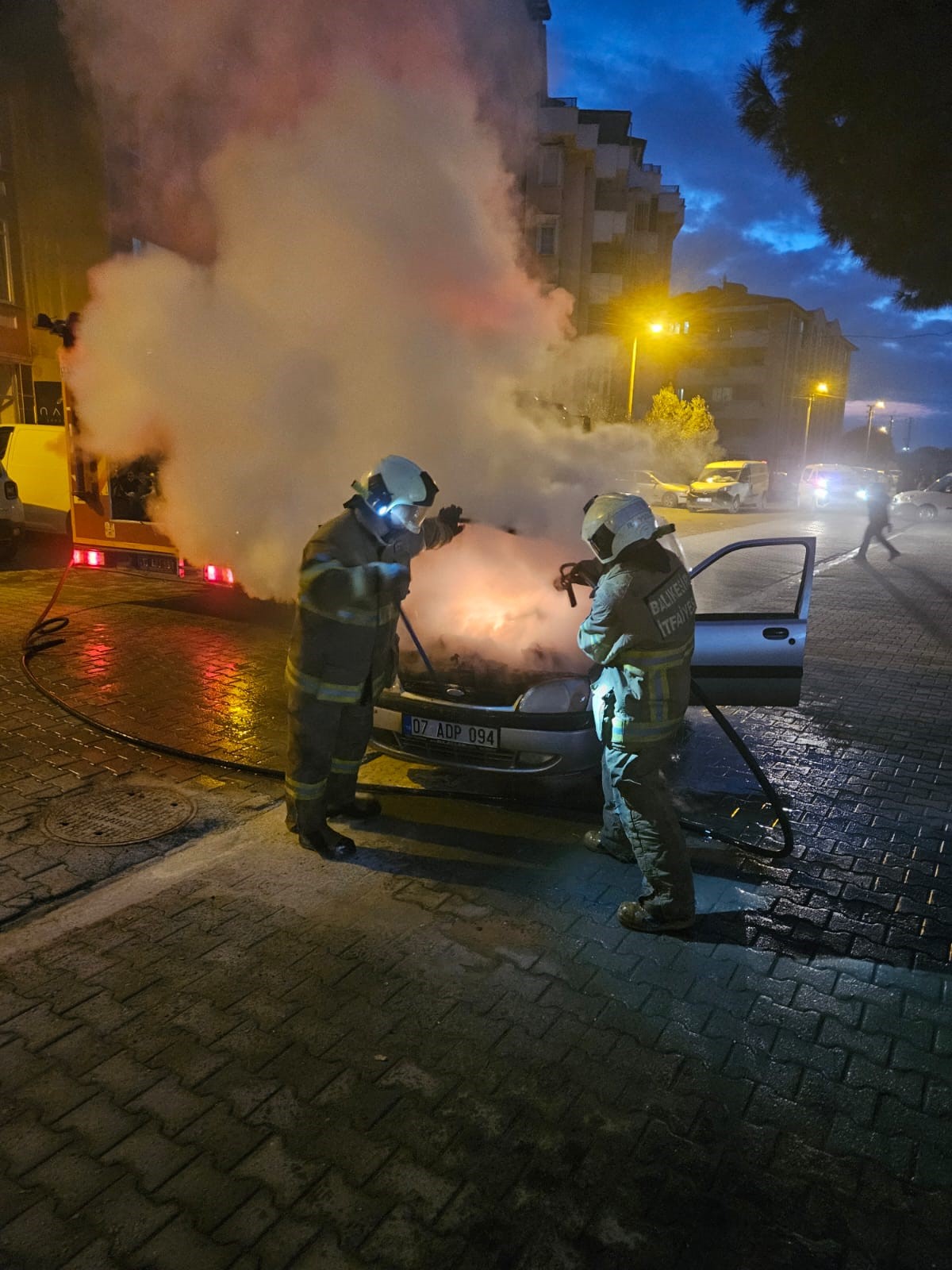 Balıkesir'de Seyir Halindeki Iki Araç Alevlere Teslim Oldu (1)