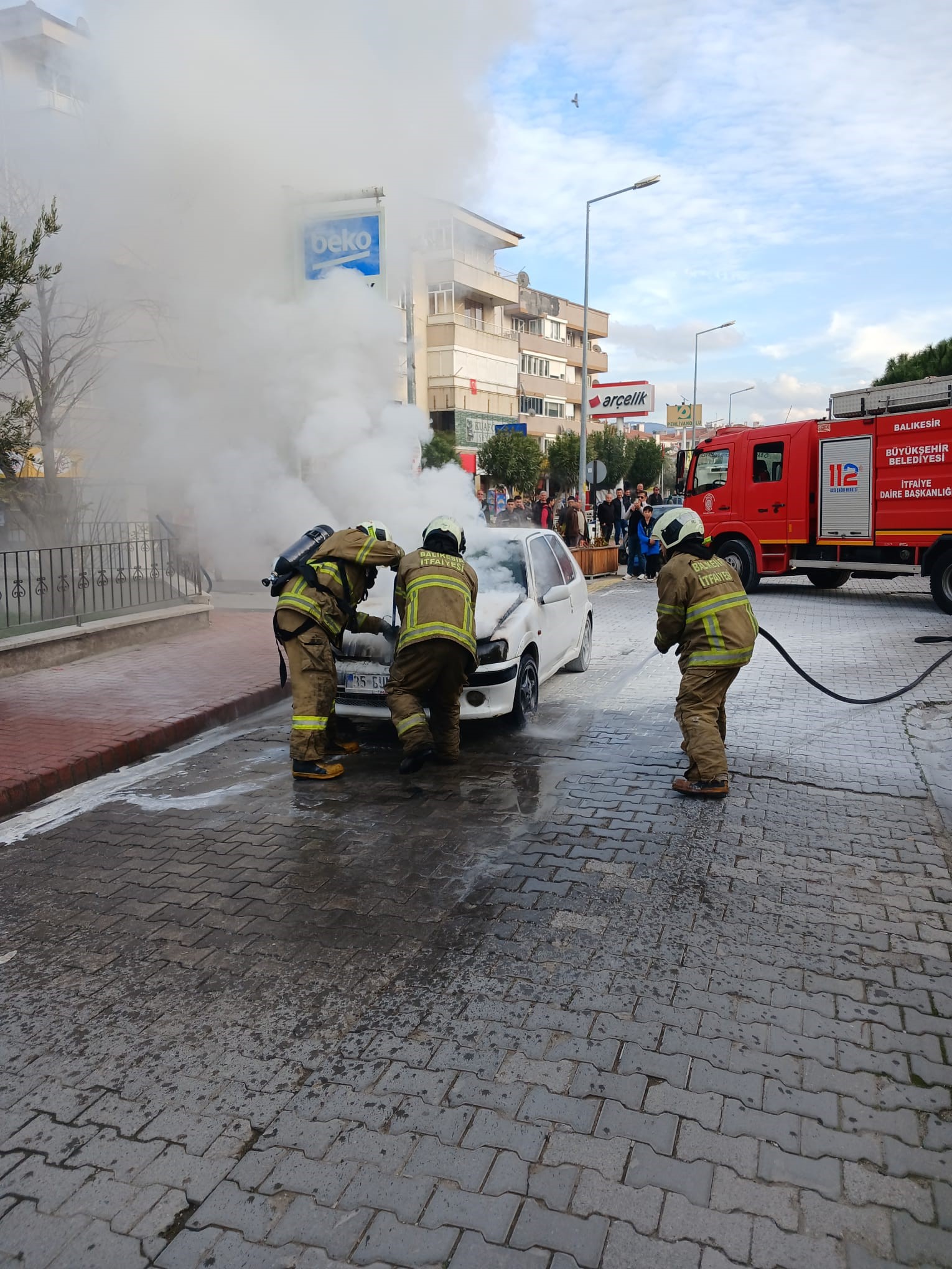 Balıkesir'de Seyir Halindeki Iki Araç Alevlere Teslim Oldu (2)