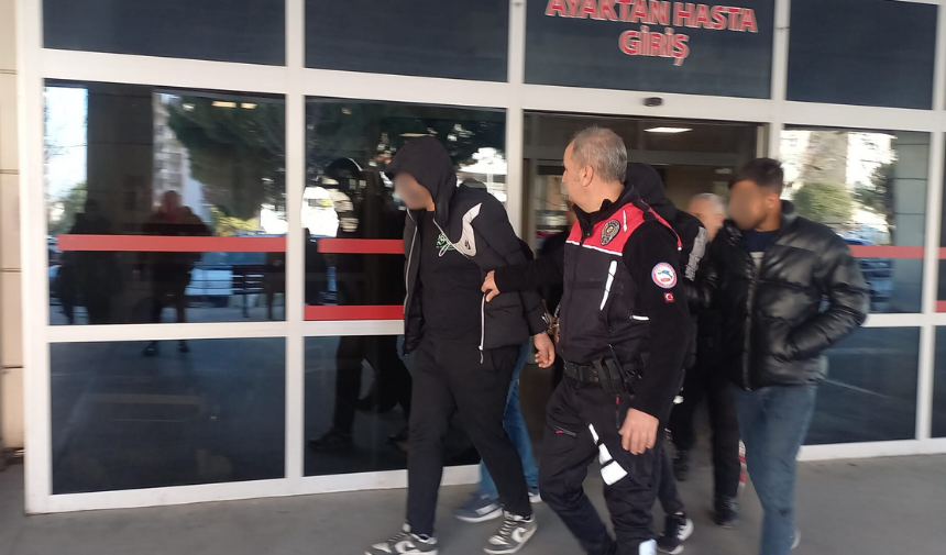 Manisa'da Otomobillerinde Ruhsatsız Tabanca Bulunan 4 Kişi Yakalandı 4