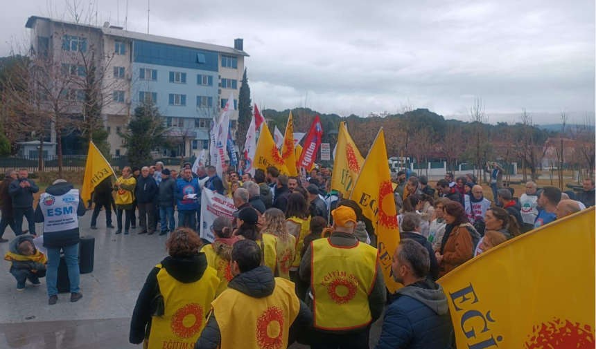 Soma'da Kamu Emekçileri Geçim Sıkıntısına Karşı Işi Bıraktı! (2)