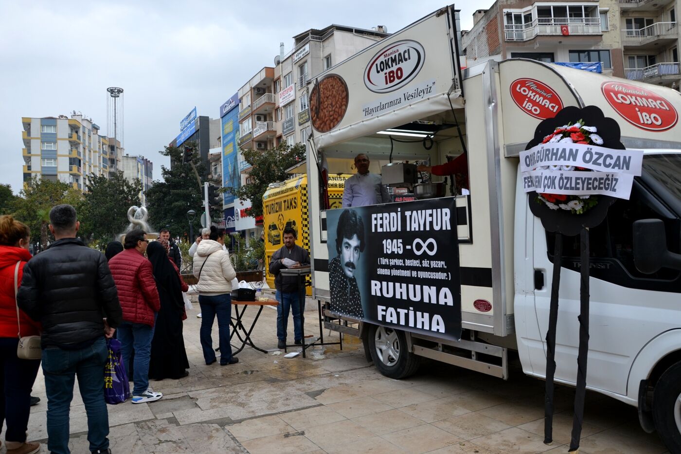 Manisa'da Ferdi Babanın sevenleri lokma hayrı yaptı-3