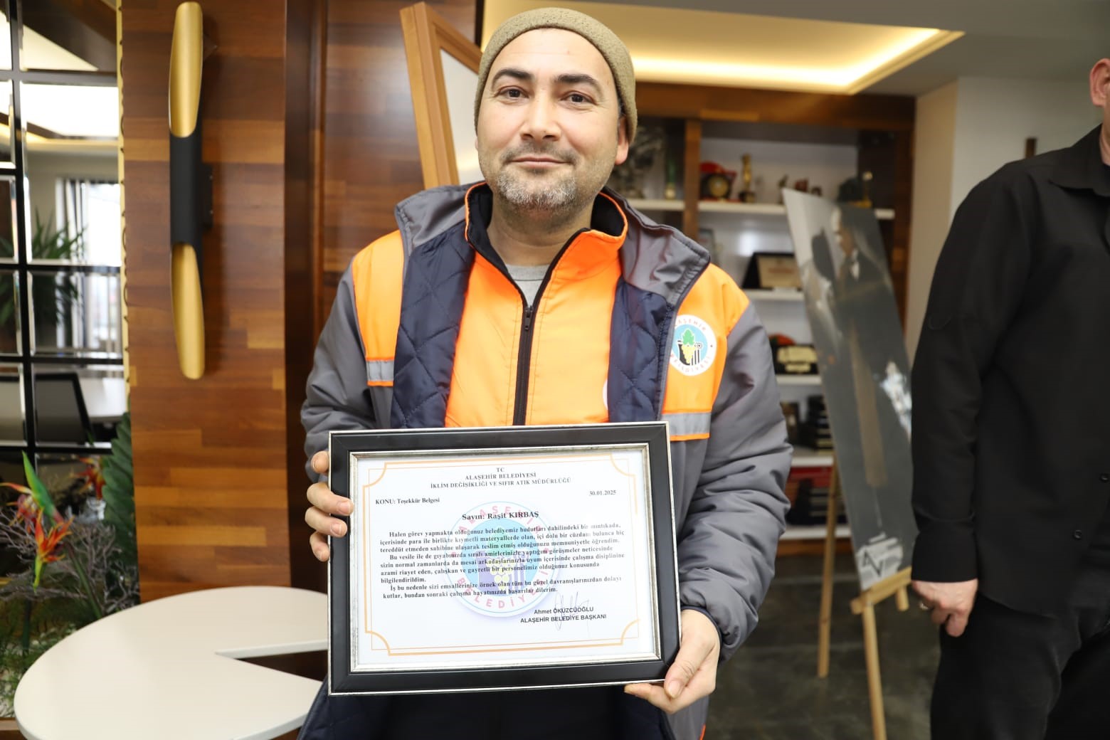 Alaşehir'de belediye işçisi takdir topladı-2