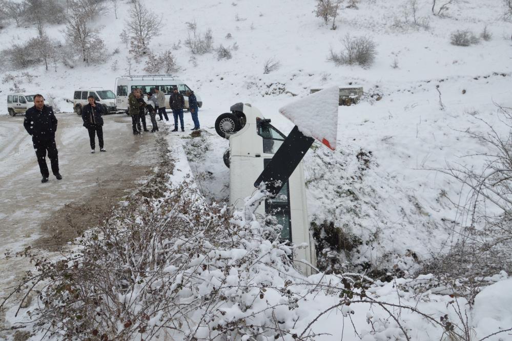Minibüs köprüden devrildi: 15 yaralı