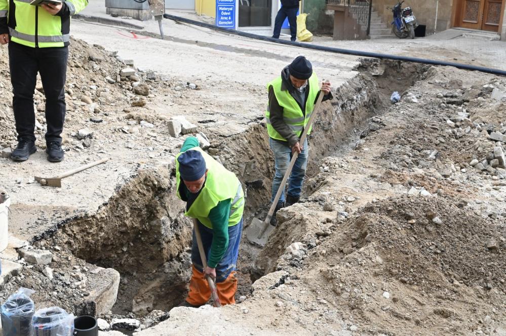 Manisa Su ve Kanalizasyon İdaresi (MASKİ) Genel Müdürü Talat Postacı, Demirci ilçe merkezinde sürdürülen alt yapı çalışmalarını yerinde inceleyerek, proje ilerleyişi hakkında bilgi verdi. Postacı, çalışmalarının yüzde 96'sının tamamlandığını belirterek ka