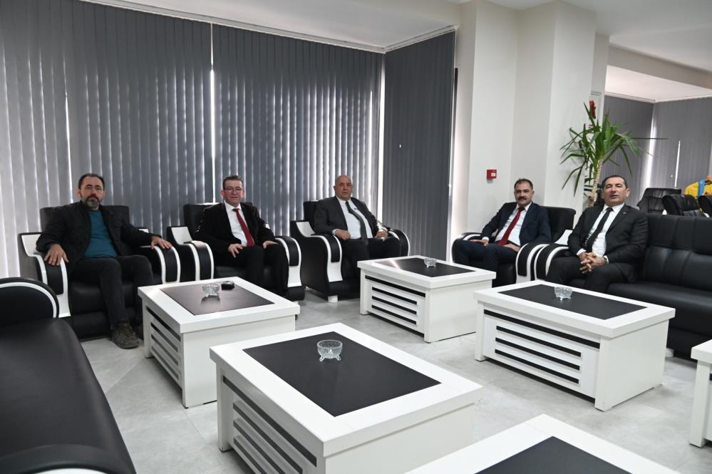 Manisa Su ve Kanalizasyon İdaresi (MASKİ) Genel Müdürü Talat Postacı, Demirci ilçe merkezinde sürdürülen alt yapı çalışmalarını yerinde inceleyerek, proje ilerleyişi hakkında bilgi verdi. Postacı, çalışmalarının yüzde 96'sının tamamlandığını belirterek ka