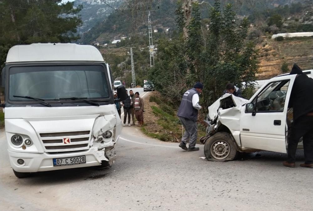 Öğrenci servisi ile kamyonet kafa kafaya çarpıştı: 24 yaralı