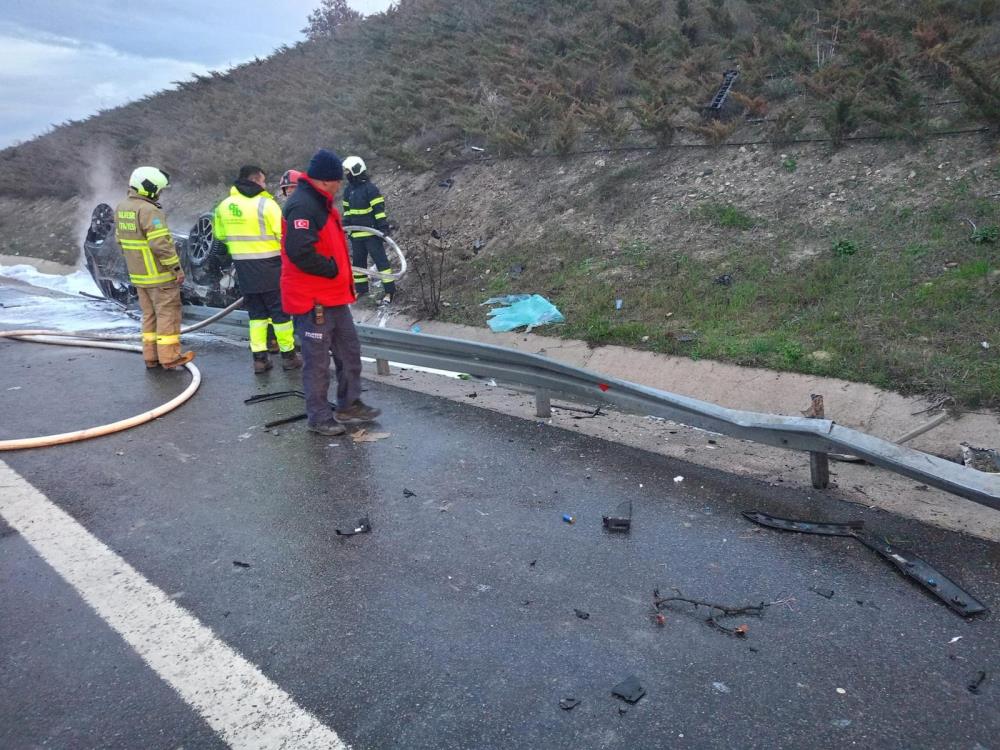 Balıkesir'de otomobil bariyerlere çarptı: 2 yaralı