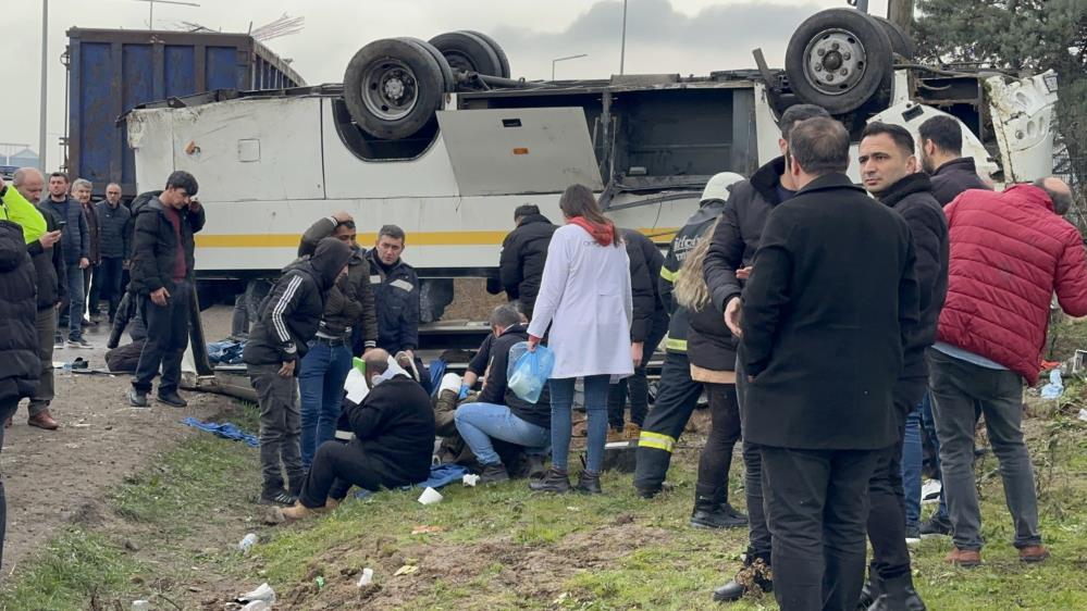 İşçileri taşıyan minibüs kaza yaptı: Çok sayıda yaralı var