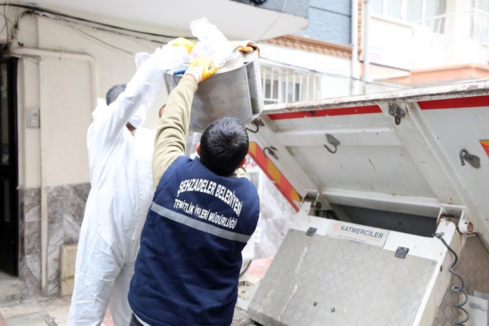 Manisa'da çöp evde temizlik çalışması gerçekleşti!