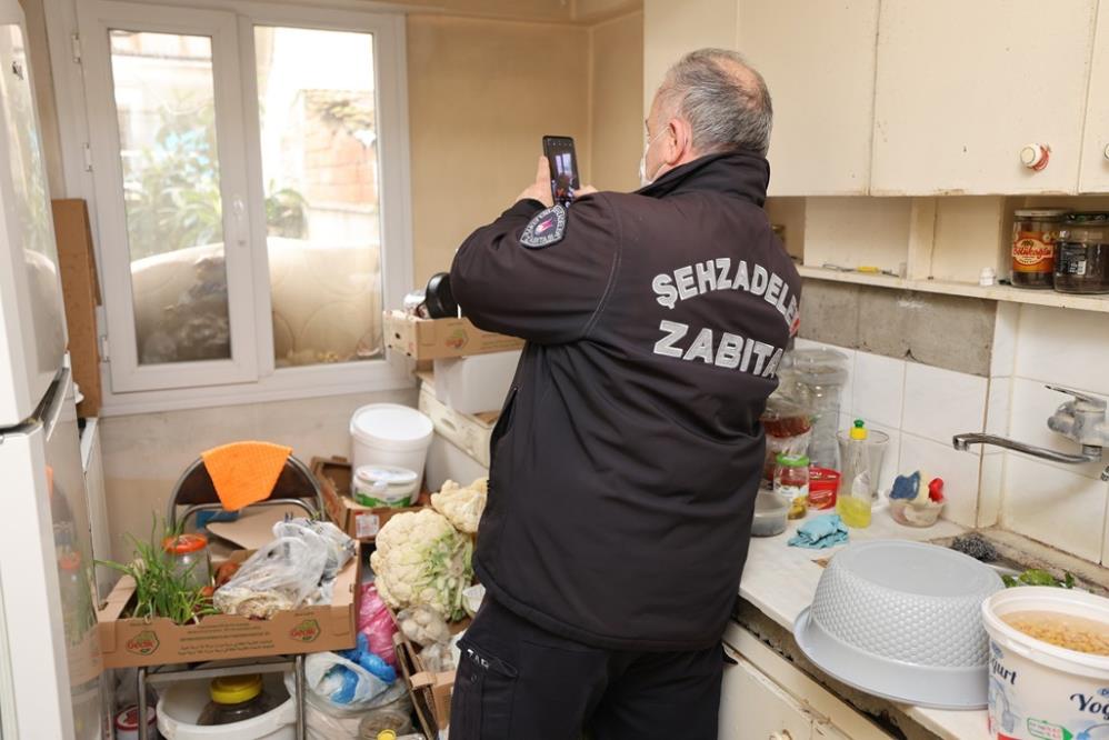 Manisa'da çöp evde temizlik çalışması gerçekleşti!-2