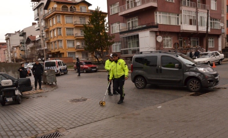 Kütahya'da motosiklet ile aracın çarpıştığı kazada 1 kişi yaralandı-1